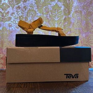 Teva Flatform Universal Sandals Size 9 Brand New In Box! Sunflower/Gold